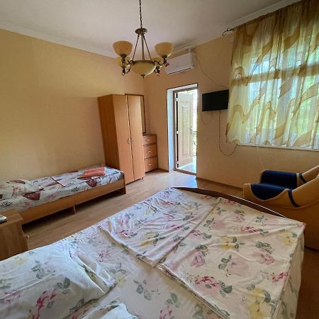 Гостевой Дом На Гечба Hotell Gagra Exteriör bild